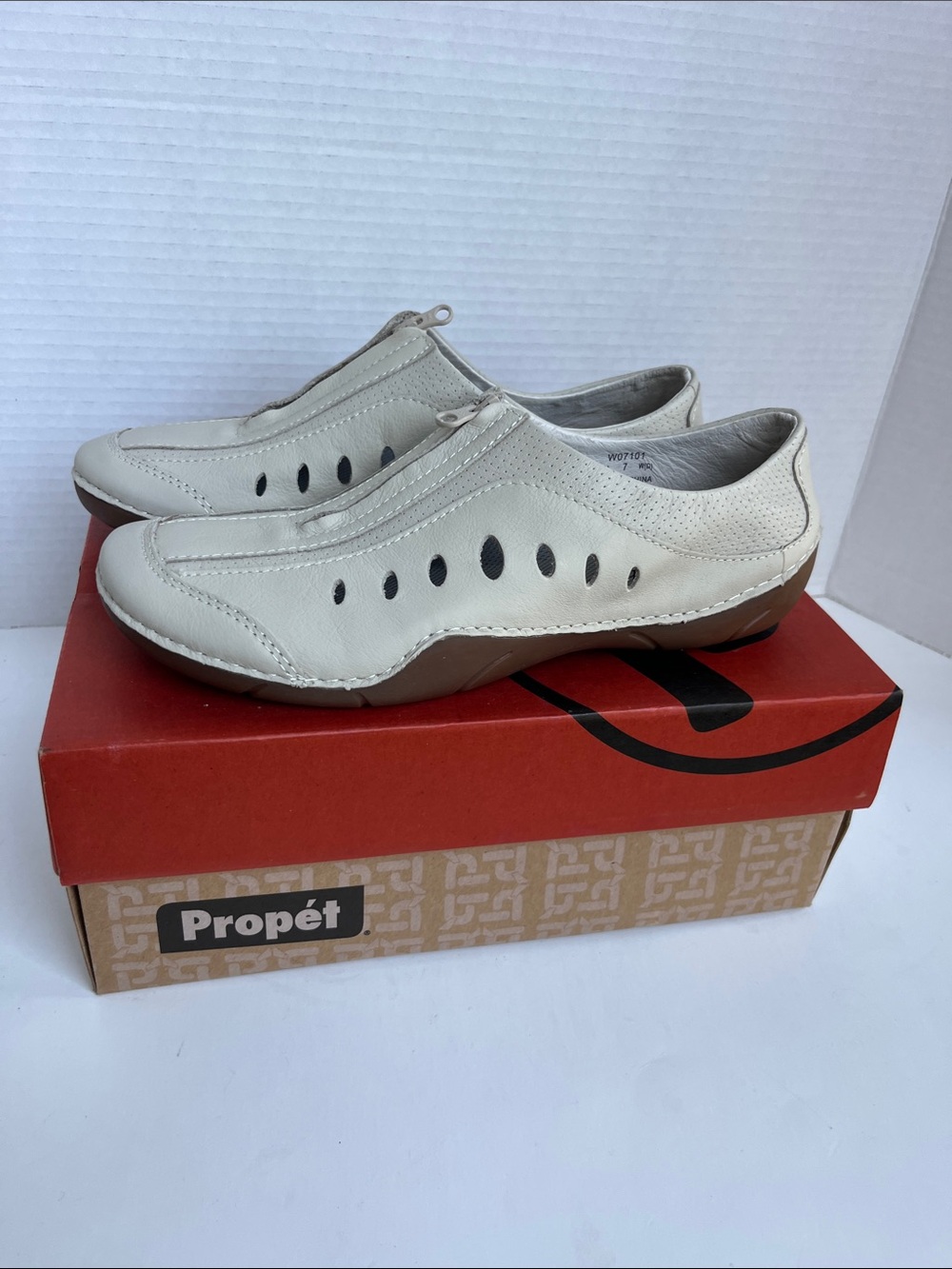 NEW Propet Swift Leather Breathable Zip Women’s Casual Slip-On Shoes in Bone 7W